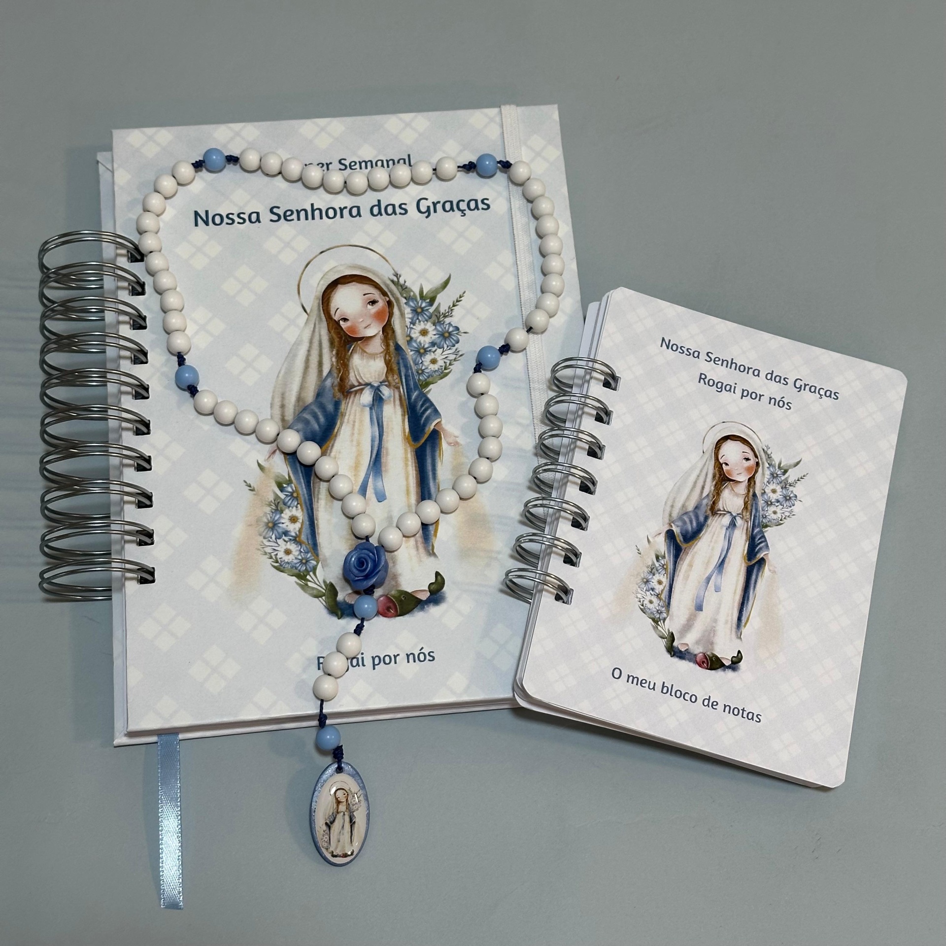 Conjunto devocional Nossa Senhora das Graças. Planejador + terço + bloco de notas caderno e bloco de notas com capa da Nossa Senhora das Graças e rosário branco e azul