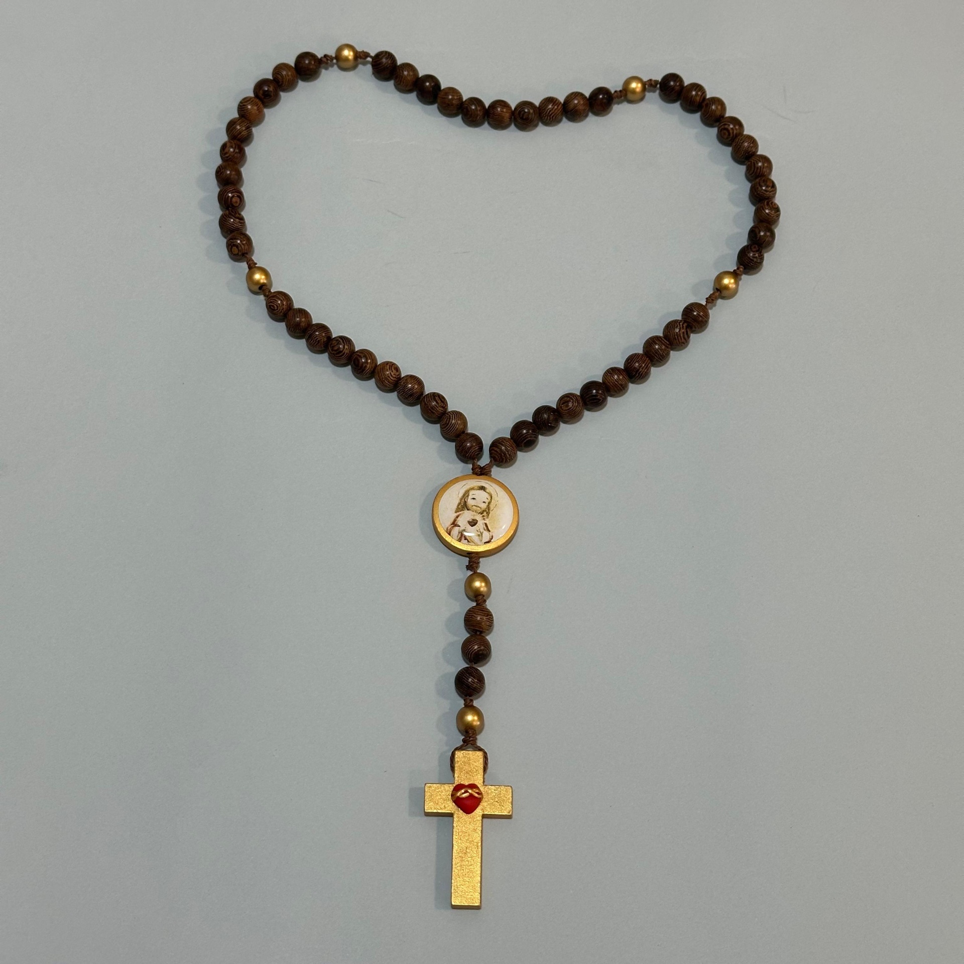 Terço Sagrado Coração de Jesus Colar rosário com contas de madeira e douradas, cruz dourada com coração vermelho e medalha religiosa