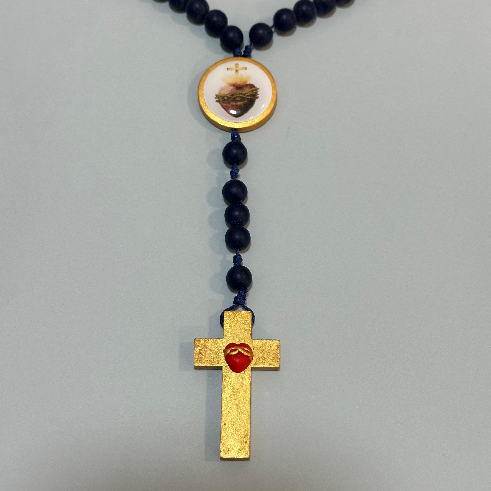 Terço Sagrado Coração de Jesus Rosário de contas negras com crucifixo dourado e medalha religiosa