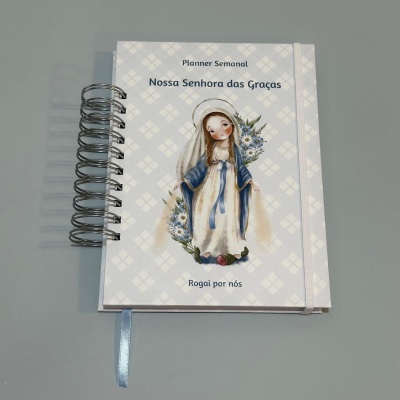 Planner semanal Nossa Senhora das Graças com capa ilustrada e encadernação espiral