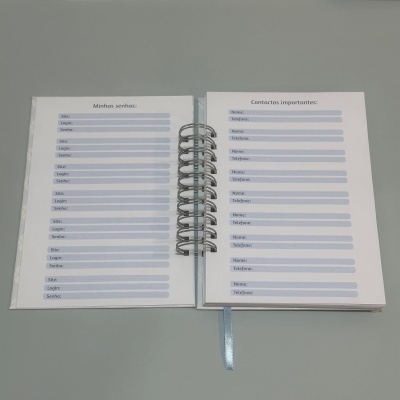 Caderno aberto com listas para preencher contatos em português