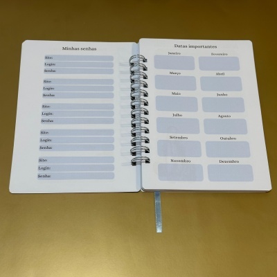 Caderno aberto com páginas para anotar senhas e datas importantes