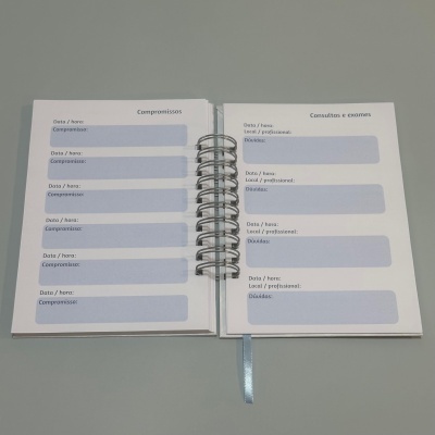 Agenda aberta com páginas para anotar compromissos e consultas