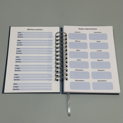 Agenda aberta com campos para anotações e lista de meses para datas importantes