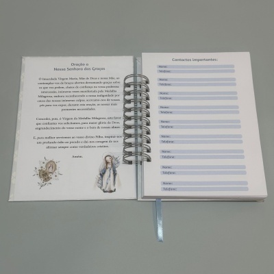 Livro de orações com texto em português, ilustrações religiosas e formulário para contactos importantes.