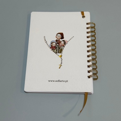 Caderno espiral com capa branca e imagem de figuras religiosas e terço em zíper aberto