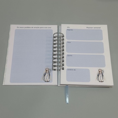 Caderno planner semanal com ilustrações de anjos e texto em português