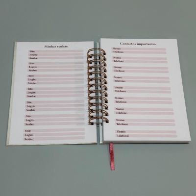 Caderno aberto com páginas para anotar senhas e contactos importantes