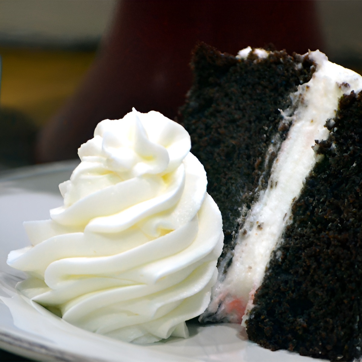 Preparado Chantilly - 500gr Fatia de bolo de chocolate com recheio branco e chantilly