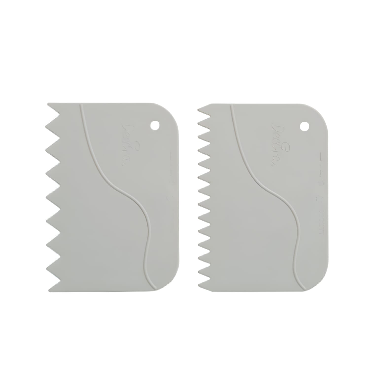 Conjunto de 2 Espátulas Decorativas Duas espátulas de plástico branco com bordas serrilhadas e furo para pendurar