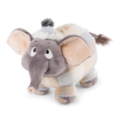 Pelúcia de elefante cinza e bege com gorro branco e pompom