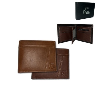 Carteiras de pele castanha com gravação 'PAI' e caixa preta etiquetada 'DELEGA Pai'.