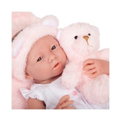 Boneca realista com gorro e ursinho de pelúcia rosa