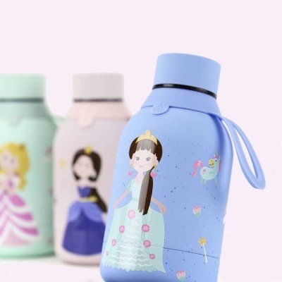 Garrafa térmica azul com ilustração de menina princesa e alça