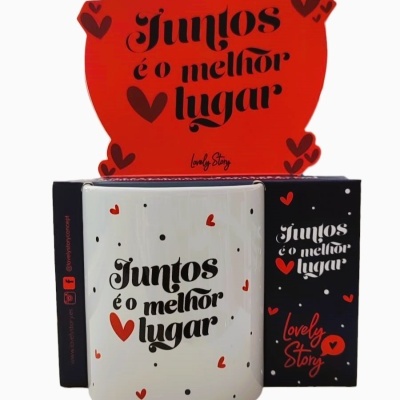 Caneca branca com texto e corações vermelhos, suporte coração vermelho e embalagem preta com texto e corações