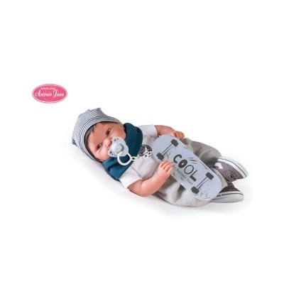 Boneco bebé com roupa cinza e azul a segurar placa 'COOL'.