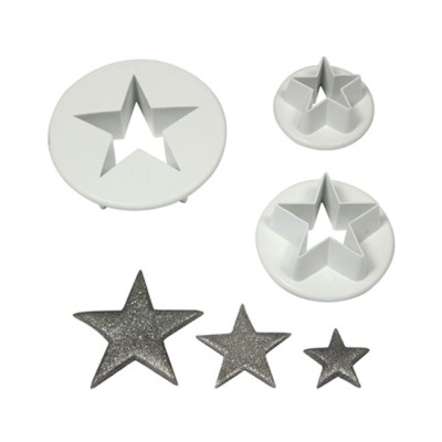 Conjunto de cortadores de estrelas de plástico branco e estrelas prateadas cortadas