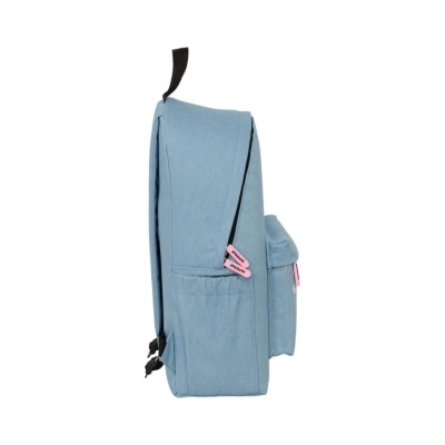 Mochila azul clara de perfil com detalhes rosa nos puxadores.
