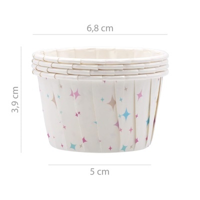 Forminhas para cupcakes em papel branco com estrelas coloridas e medidas visíveis.