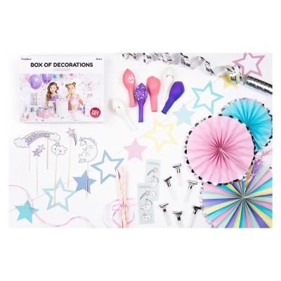 Conjunto de decorações para festa infantil com balões, estrelas de papel, leques coloridos e palitos decorativos com tema unicórnio.