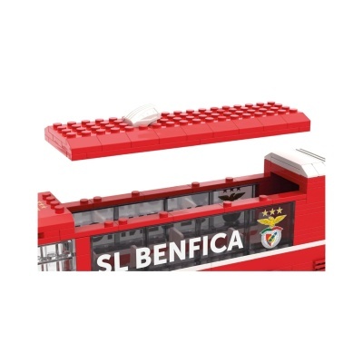 Brinquedo LEGO vermelho com texto SL BENFICA e emblema do clube