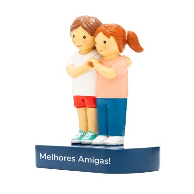 Figuras decorativas de duas amigas abraçadas com base azul e texto 'Melhores Amigas!'