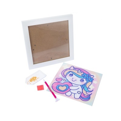 Kit de arte infantil com caixa branca, ferramenta, pedrinhas e tela de unicórnio colorido