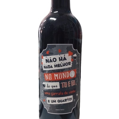 Garrafa de vinho tinto com rótulo colorido e texto em português