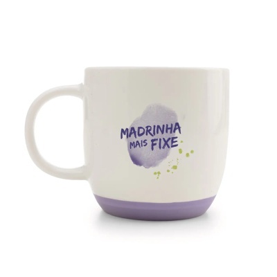 Caneca branca com texto MADRINHA MAIS FIXE e base roxa