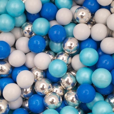 esferas pequenas azuis, brancas e prateadas