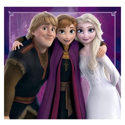 Personagens animados Elsa, Anna e Kristoff em roupas de inverno, posam juntos