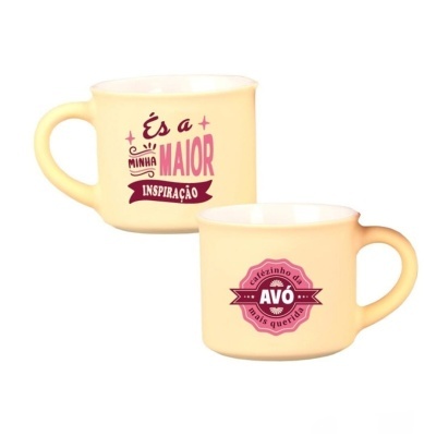 Conjunto de duas canecas creme com textos em cor-de-rosa e bordeaux.