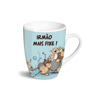 Caneca cerâmica branca com superfície azul clara e texto IRMÃO MAIS FIXE.