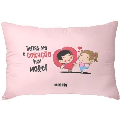 Almofada rosa com ilustração de casal e texto em português.