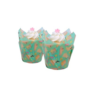 Dois cupcakes com cobertura branca e decoração de flores rosas em papel decorado com cães e ossos