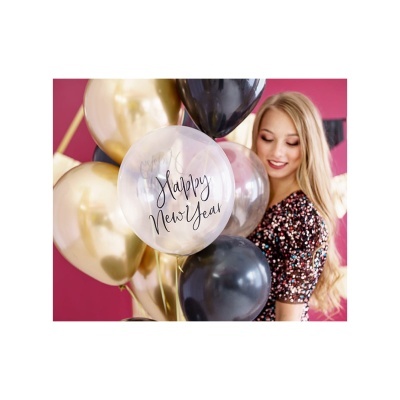 Mulher com balões dourados, pretos e transparente com 'Happy New Year'