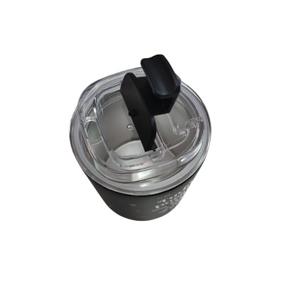 Copo preto com tampa transparente e bico com tampa preta