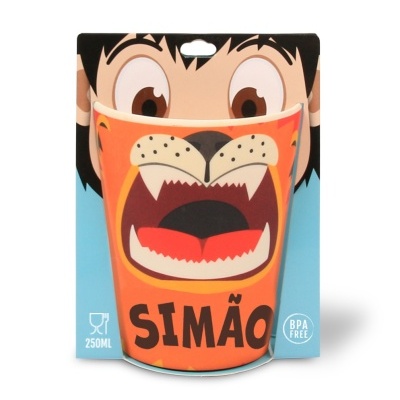 Copo infantil com desenho de leão e nome Simão na embalagem azul.