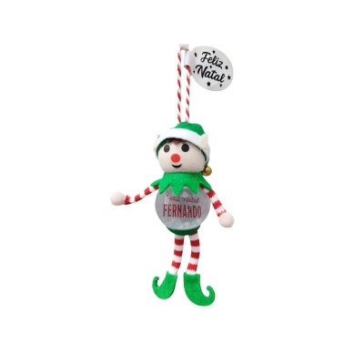 Boneco pendente de Natal com roupa de elfo e placa com texto 'Feliz Natal'