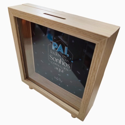 Cofre caixa de madeira clara com vidro frontal e texto em português para pai