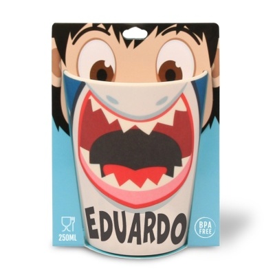 Copo infantil com desenho de boca de tubarão e nome Eduardo