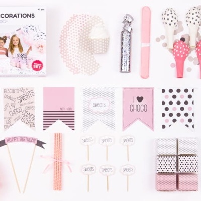 Conjunto de decoração para festa com bandeirolas, balões, palitos decorativos, fita e caixa com imagem de crianças