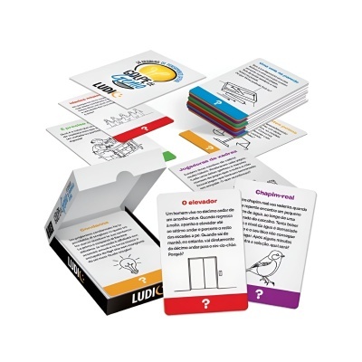Caixa e cartas de jogo educativo em português com ilustrações e perguntas