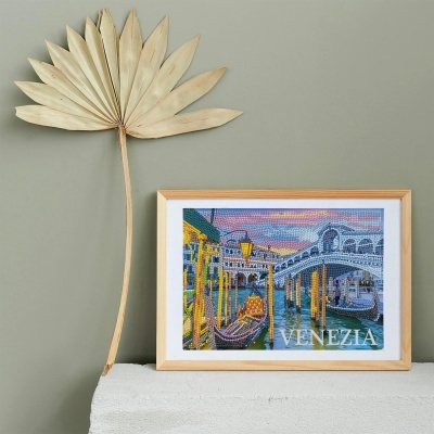 Quadro emoldurado com imagem da ponte de Rialto em Veneza e folha seca decorativa ao lado