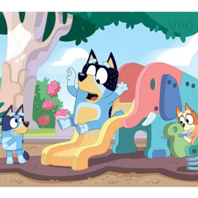 Cães animados em parque infantil com escorrega e balanço