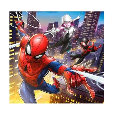Imagem de três personagens Spider-Man com trajes coloridos em cenário urbano noturno.