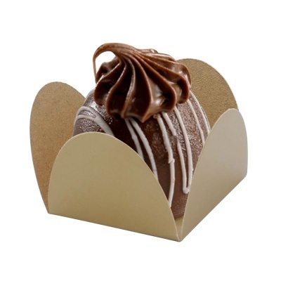 Doce redondo de chocolate com creme em embalagem creme