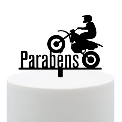 Topo de bolo preto com motociclista e texto Parabens num bolo branco
