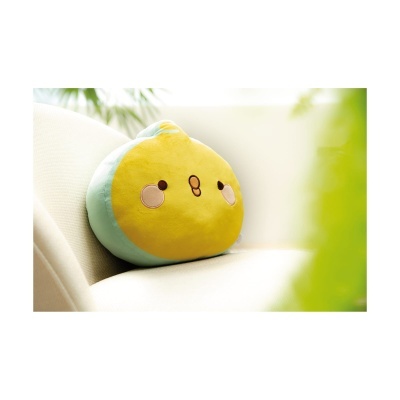 Almofada decorativa amarelo e azul claro em sofá branco