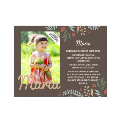 Cartaz com foto de menina vestindo vestido xadrez vermelho e branco e texto sobre o nome Maria em fundo castanho com decoração floral